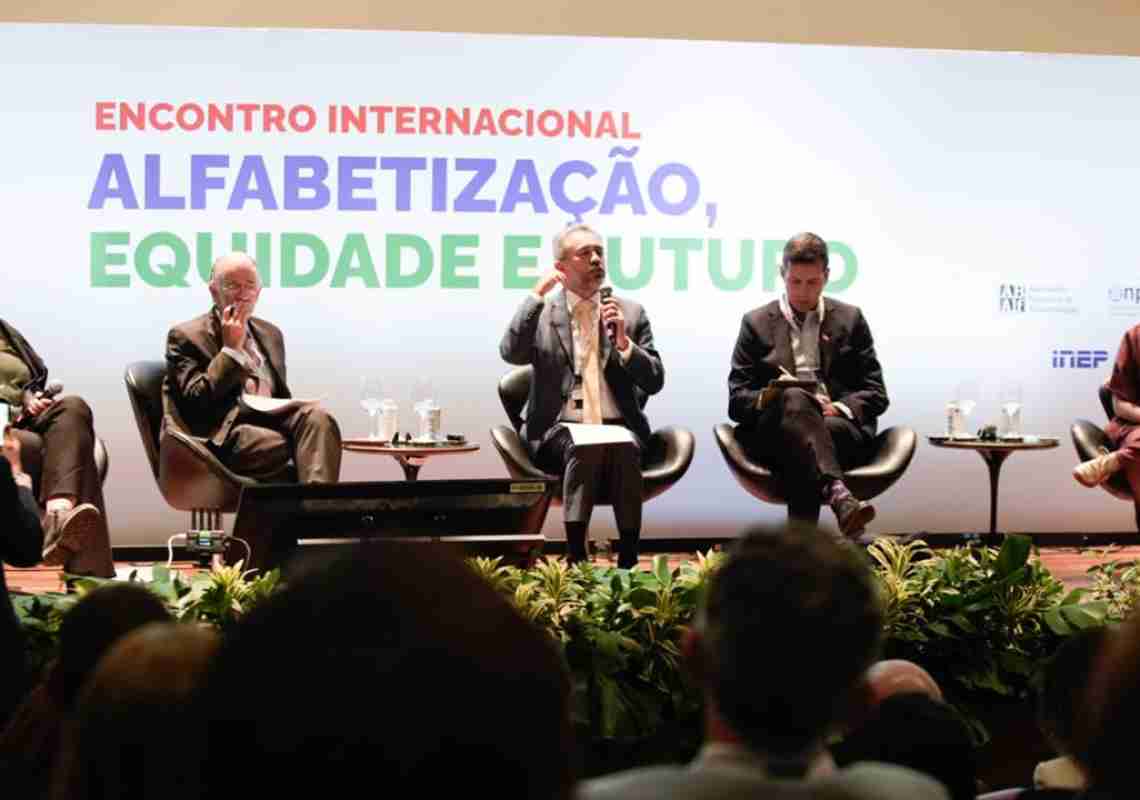 Elmano de Freitas discute políticas de alfabetização com líderes da América Latina em evento em Brasília
